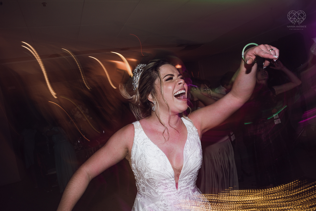 casamento classico emsantos com noivo de terno azul e noiva princesa fotos da fotografa premiada Nayara Andrade no coraçao de maria em santos igreja e festa no Sirio Libanes wedding centro de santos sao paulo