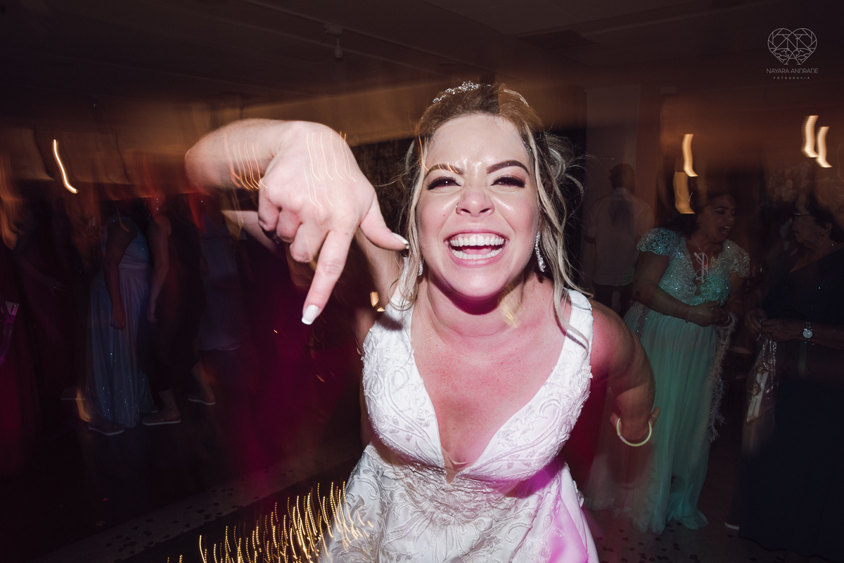 casamento classico emsantos com noivo de terno azul e noiva princesa fotos da fotografa premiada Nayara Andrade no coraçao de maria em santos igreja e festa no Sirio Libanes wedding centro de santos sao paulo