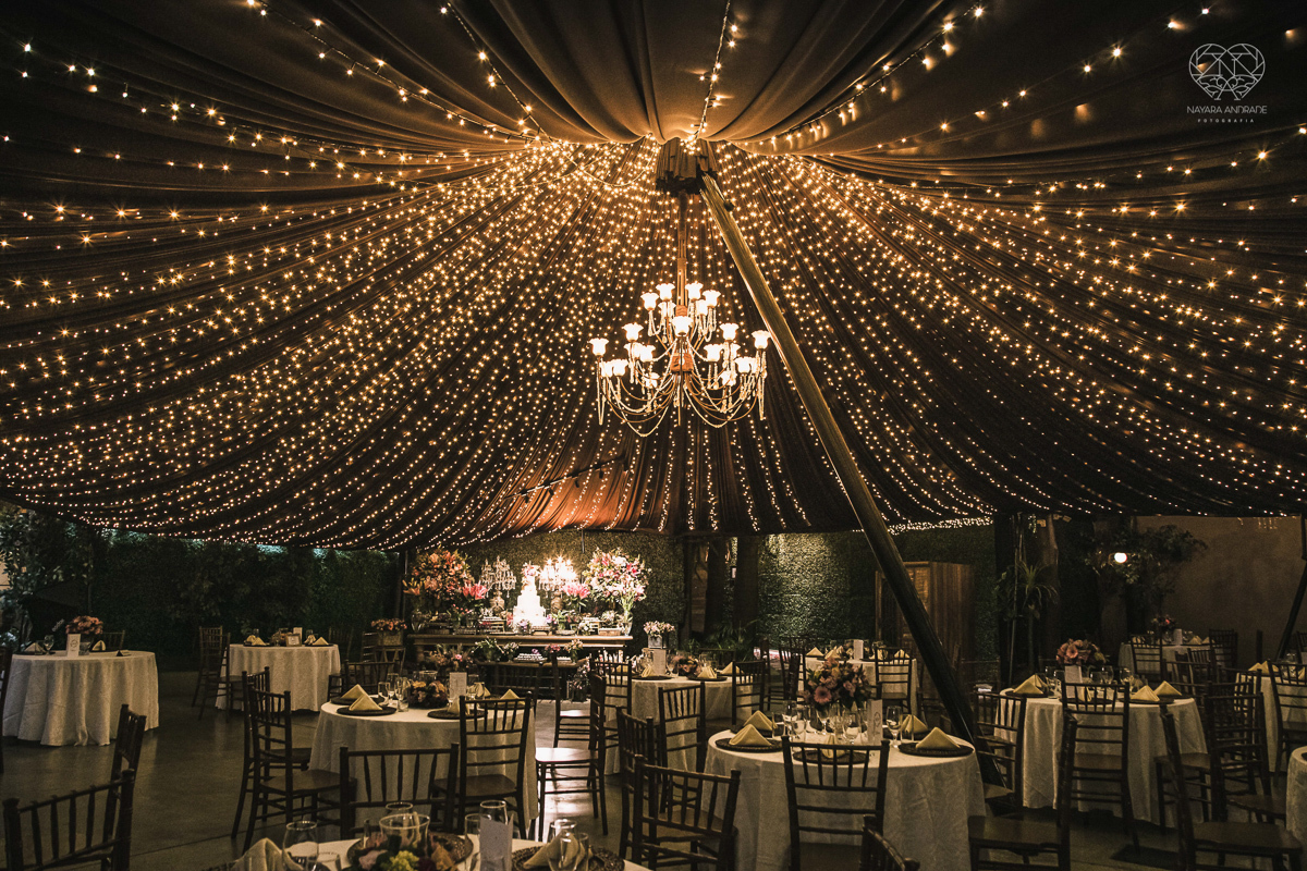 Inspiracao de decoracao de casamento com luzes no teto rustica classica e romantica com flores rosas casamento classico com luzes e lustres no buffet napoleao em sao paulo fotografia de casamento pela fotografa premiada mundialmente nayara andrade da cida