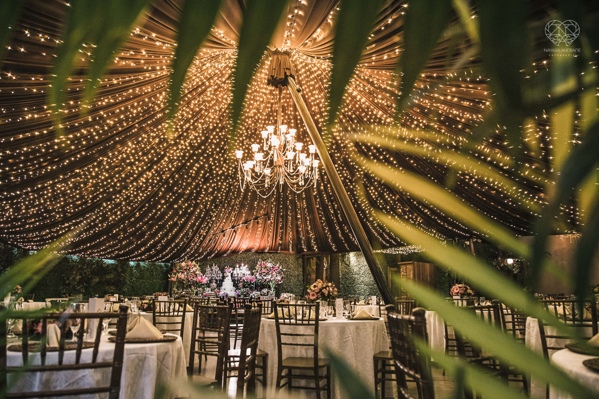 Inspiracao de decoracao de casamento com luzes no teto rustica classica e romantica com flores rosas casamento classico com luzes e lustres no buffet napoleao em sao paulo fotografia de casamento pela fotografa premiada mundialmente nayara andrade da cida