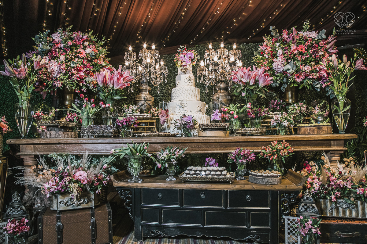 Inspiracao de decoracao de casamento com luzes no teto rustica classica e romantica com flores rosas casamento classico com luzes e lustres no buffet napoleao em sao paulo fotografia de casamento pela fotografa premiada mundialmente nayara andrade da cida
