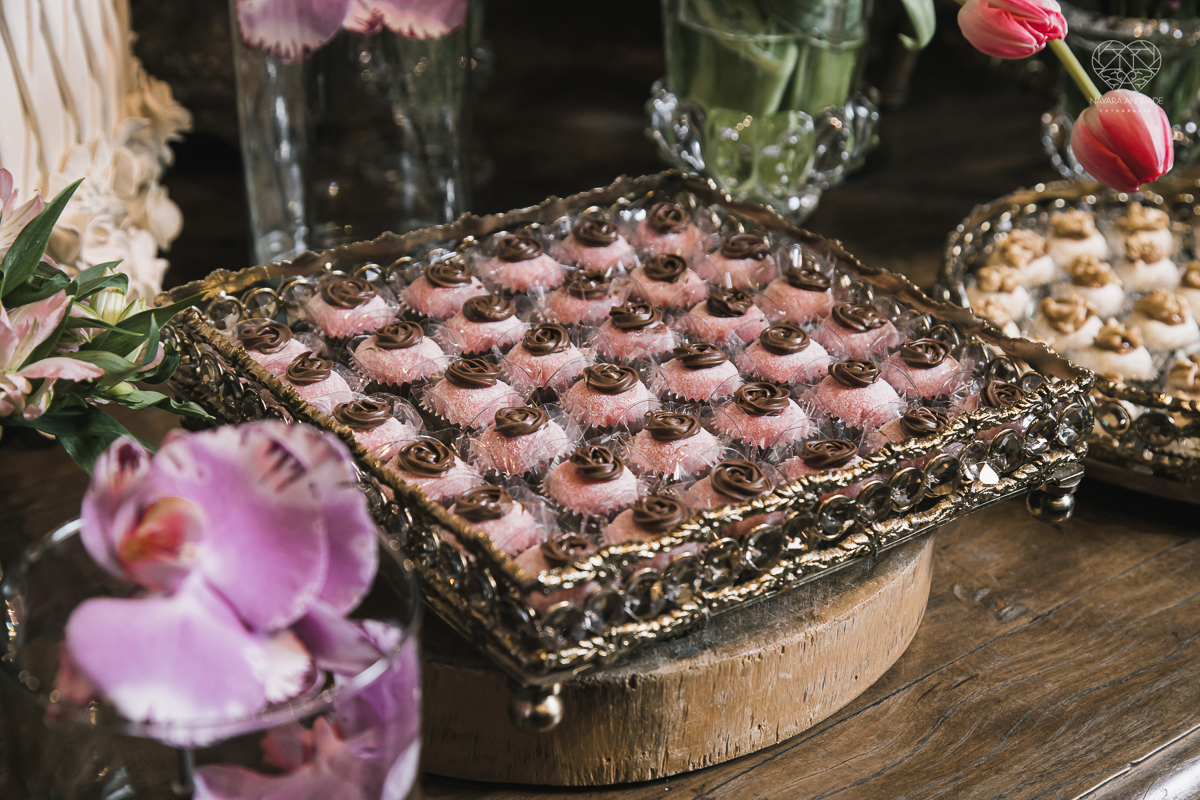 Inspiracao de decoracao de casamento com luzes no teto rustica classica e romantica com flores rosas casamento classico com luzes e lustres no buffet napoleao em sao paulo fotografia de casamento pela fotografa premiada mundialmente nayara andrade da cida