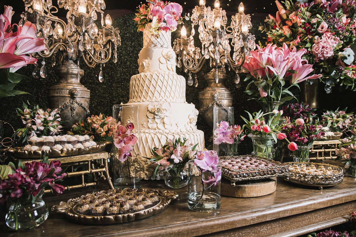 Inspiracao de decoracao de casamento com luzes no teto rustica classica e romantica com flores rosas casamento classico com luzes e lustres no buffet napoleao em sao paulo fotografia de casamento pela fotografa premiada mundialmente nayara andrade da cida
