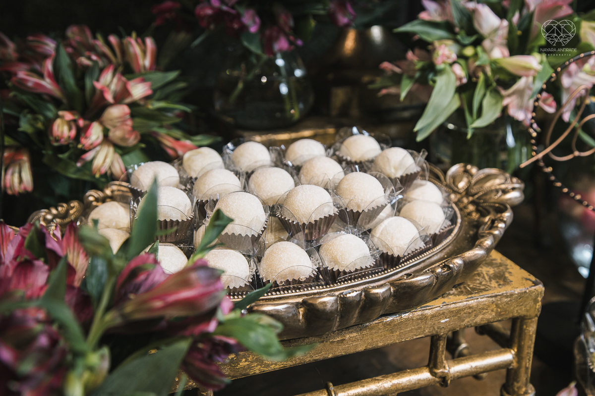 Inspiracao de decoracao de casamento com luzes no teto rustica classica e romantica com flores rosas casamento classico com luzes e lustres no buffet napoleao em sao paulo fotografia de casamento pela fotografa premiada mundialmente nayara andrade da cida