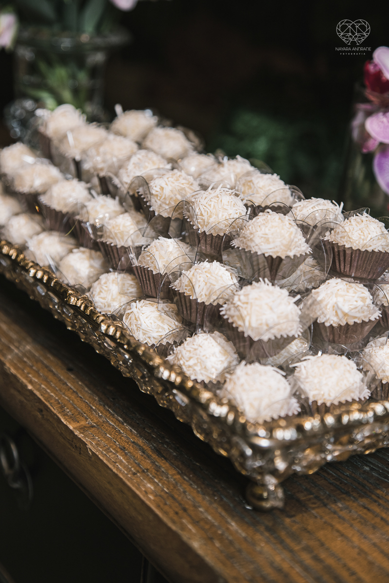 Inspiracao de decoracao de casamento com luzes no teto rustica classica e romantica com flores rosas casamento classico com luzes e lustres no buffet napoleao em sao paulo fotografia de casamento pela fotografa premiada mundialmente nayara andrade da cida