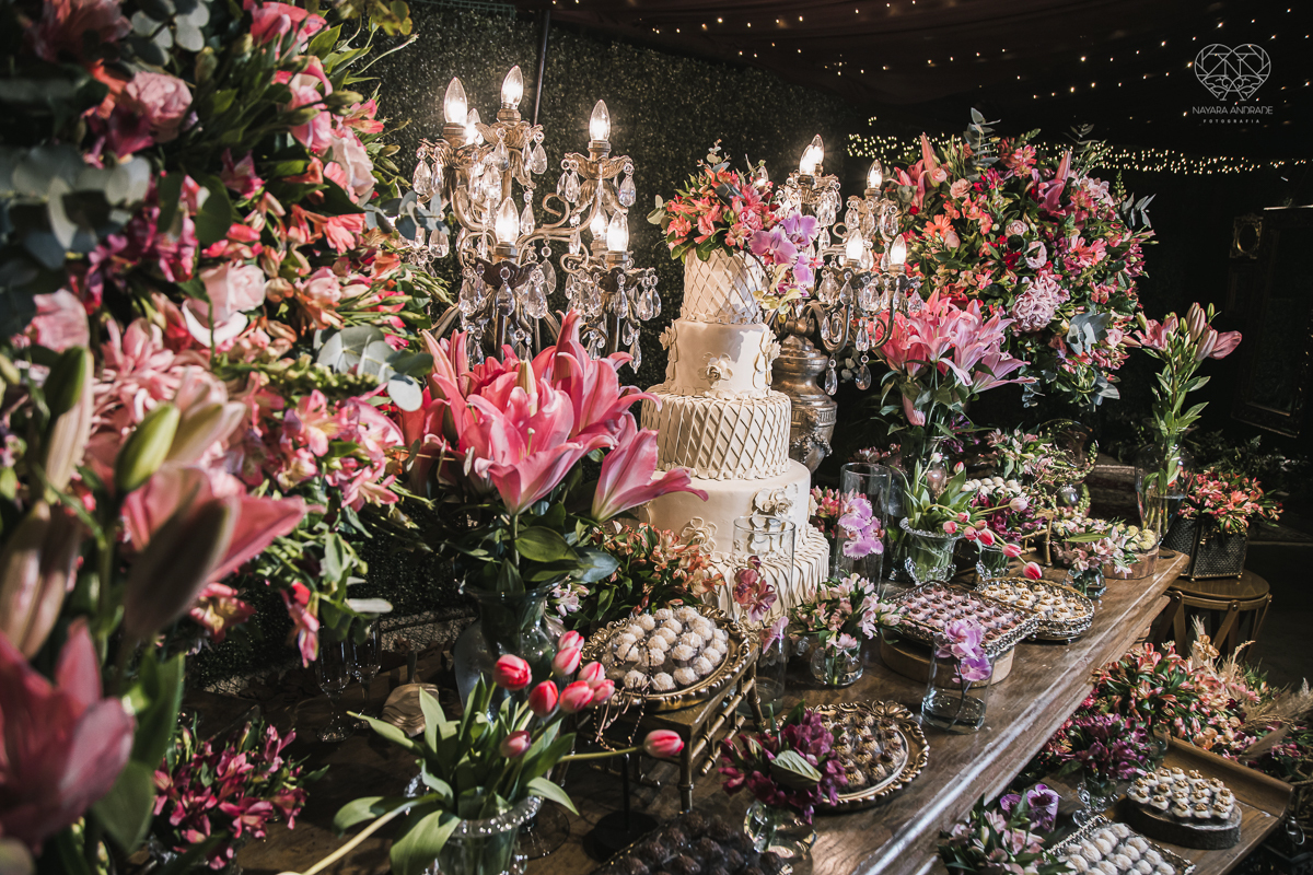 Inspiracao de decoracao de casamento com luzes no teto rustica classica e romantica com flores rosas casamento classico com luzes e lustres no buffet napoleao em sao paulo fotografia de casamento pela fotografa premiada mundialmente nayara andrade da cida