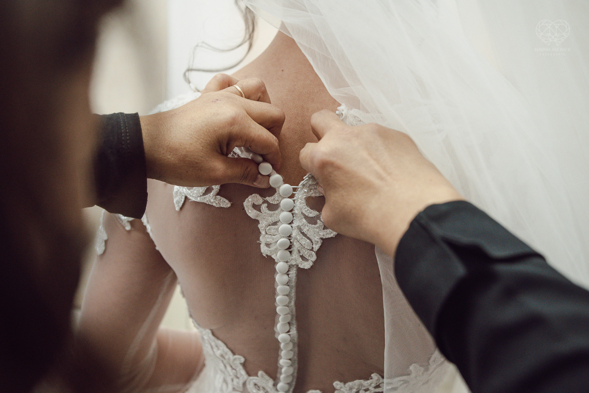 Making of de noiva b ela classica com veu e mantilha maquiagem  leve e vestido com renda noiva classica e fotografia de casamento pela fotografa mundialmente premiada nayara andrade