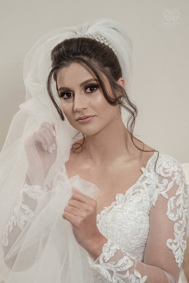 Making of de noiva b ela classica com veu e mantilha maquiagem  leve e vestido com renda noiva classica e fotografia de casamento pela fotografa mundialmente premiada nayara andrade