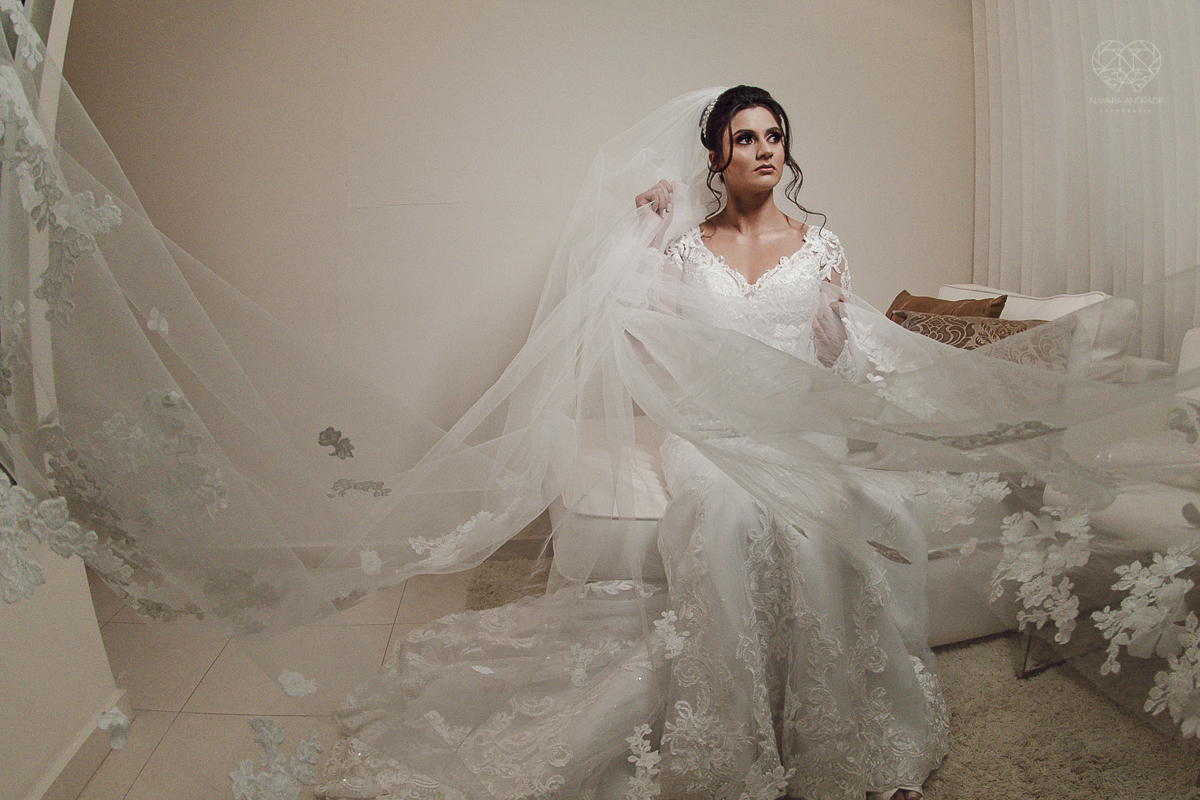Making of de noiva b ela classica com veu e mantilha maquiagem  leve e vestido com renda noiva classica e fotografia de casamento pela fotografa mundialmente premiada nayara andrade