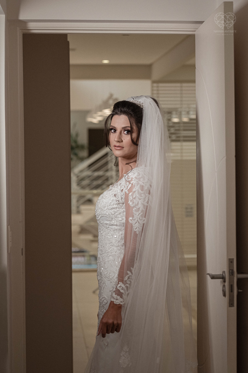 Making of de noiva b ela classica com veu e mantilha maquiagem  leve e vestido com renda noiva classica e fotografia de casamento pela fotografa mundialmente premiada nayara andrade