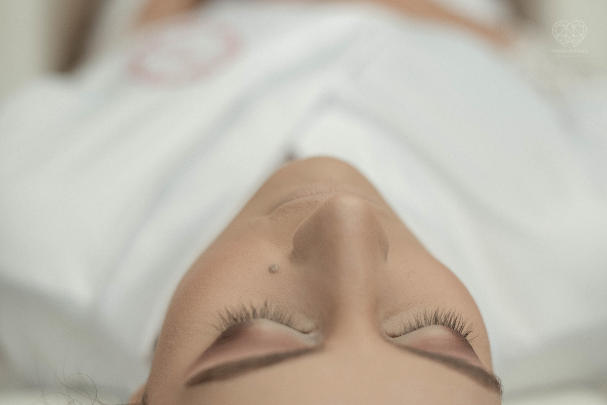 Making of de noiva b ela classica com veu e mantilha maquiagem  leve e vestido com renda noiva classica e fotografia de casamento pela fotografa mundialmente premiada nayara andrade