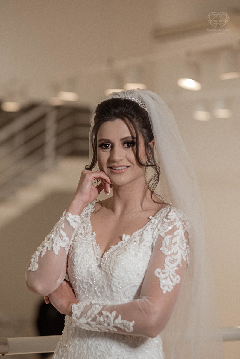 Making of de noiva b ela classica com veu e mantilha maquiagem  leve e vestido com renda noiva classica e fotografia de casamento pela fotografa mundialmente premiada nayara andrade