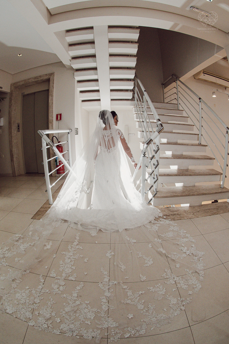 Making of de noiva b ela classica com veu e mantilha maquiagem  leve e vestido com renda noiva classica e fotografia de casamento pela fotografa mundialmente premiada nayara andrade