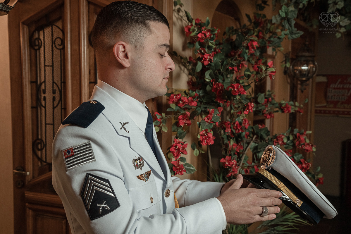 Making of de noiva b ela classica com veu e mantilha maquiagem  leve e vestido com renda noiva classica e fotografia de casamento pela fotografa mundialmente premiada nayara andrade