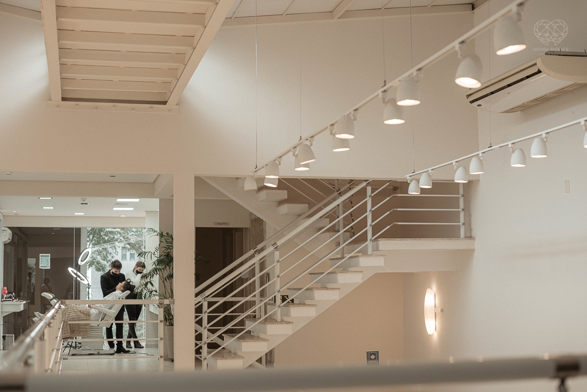 Making of de noiva b ela classica com veu e mantilha maquiagem  leve e vestido com renda noiva classica e fotografia de casamento pela fotografa mundialmente premiada nayara andrade