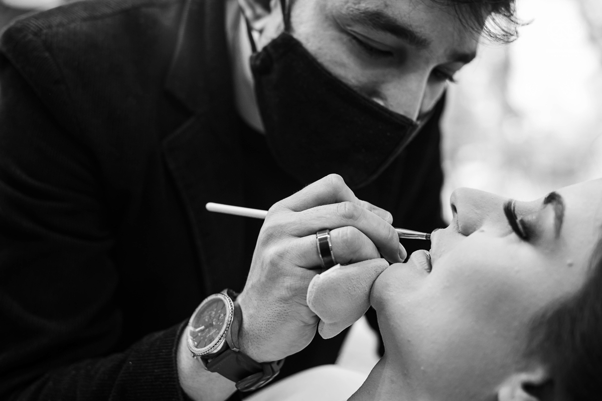 Making of de noiva b ela classica com veu e mantilha maquiagem  leve e vestido com renda noiva classica e fotografia de casamento pela fotografa mundialmente premiada nayara andrade