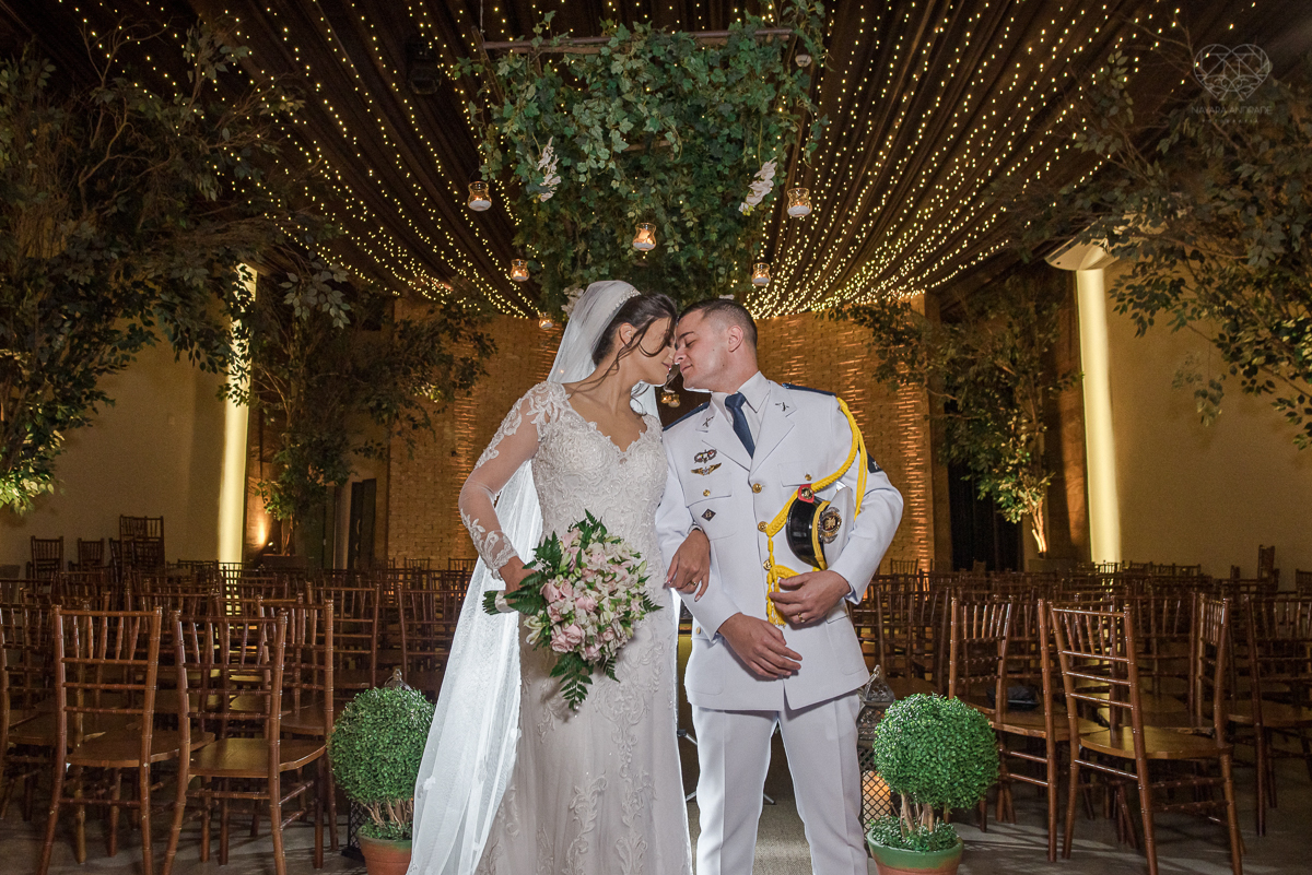 casamento classico com luzes e lustres no buffet napoleao em sao paulo fotografia de casamento pela fotografa premiada mundialmente nayara andrade da cidade de santos inspiraçao de casamento decoraçao classica