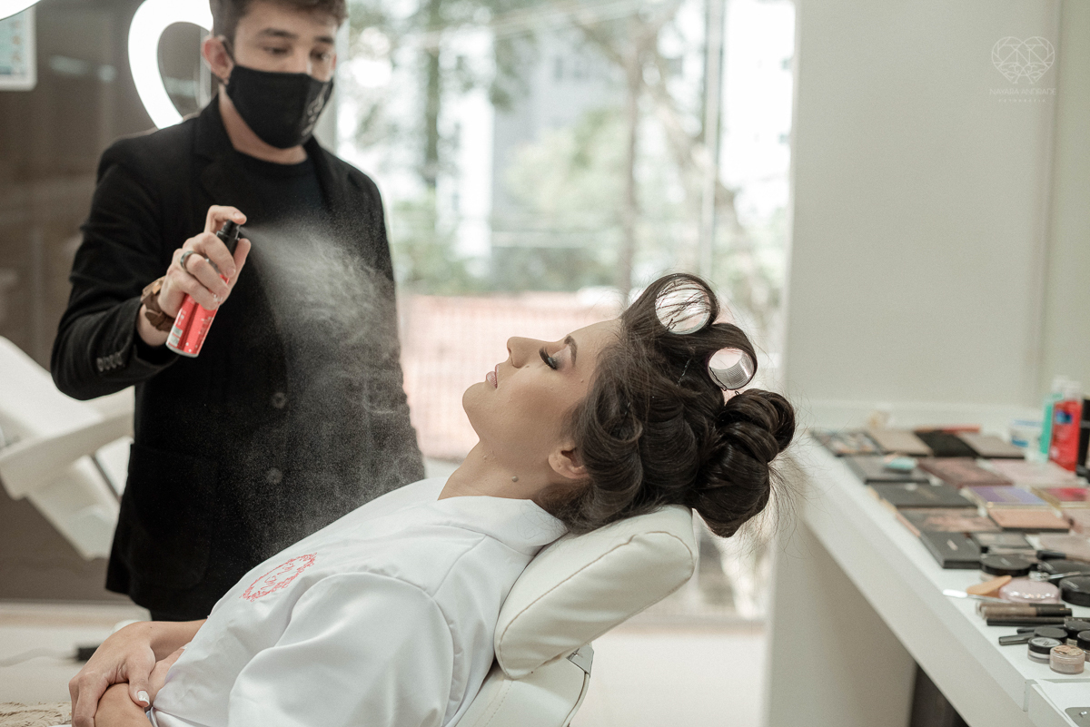 Making of de noiva b ela classica com veu e mantilha maquiagem  leve e vestido com renda noiva classica e fotografia de casamento pela fotografa mundialmente premiada nayara andrade