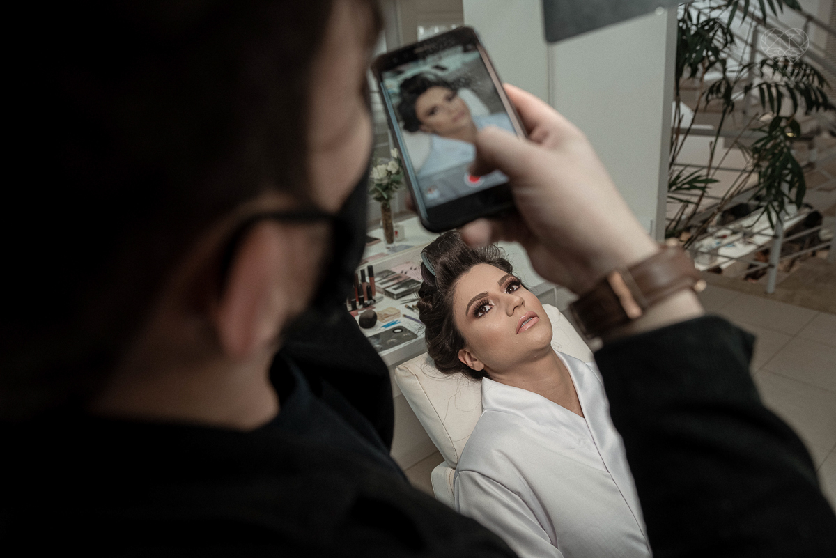 Making of de noiva b ela classica com veu e mantilha maquiagem  leve e vestido com renda noiva classica e fotografia de casamento pela fotografa mundialmente premiada nayara andrade