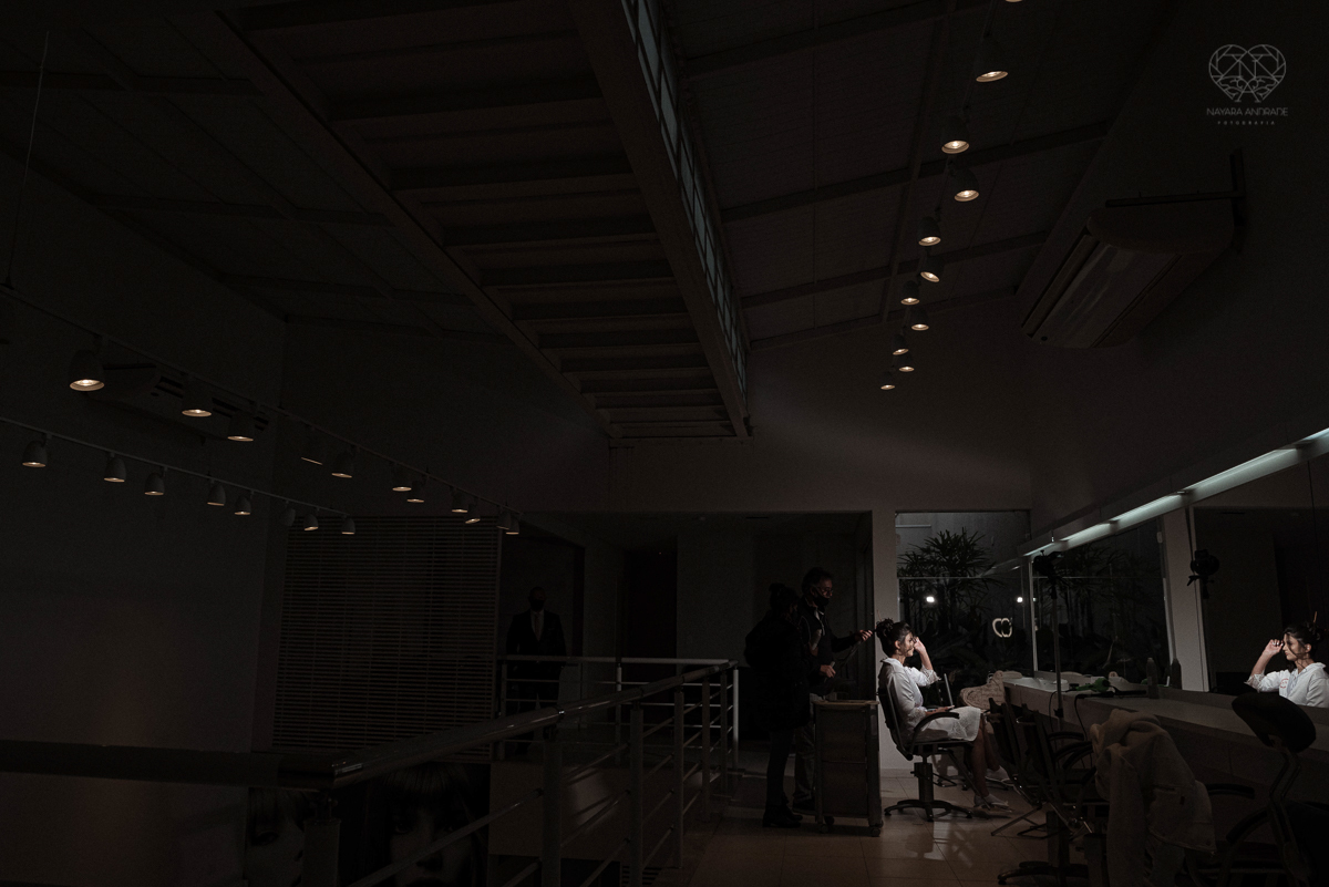 Making of de noiva b ela classica com veu e mantilha maquiagem  leve e vestido com renda noiva classica e fotografia de casamento pela fotografa mundialmente premiada nayara andrade