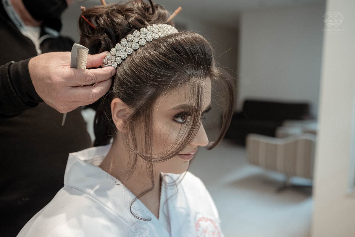 Making of de noiva b ela classica com veu e mantilha maquiagem  leve e vestido com renda noiva classica e fotografia de casamento pela fotografa mundialmente premiada nayara andrade