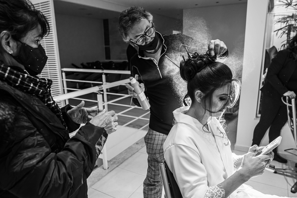 Making of de noiva b ela classica com veu e mantilha maquiagem  leve e vestido com renda noiva classica e fotografia de casamento pela fotografa mundialmente premiada nayara andrade