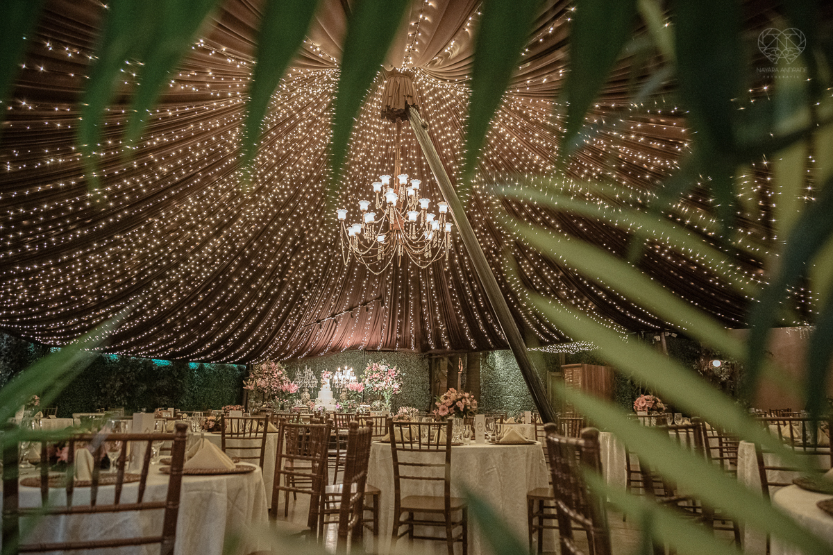 Inspiracao de decoracao de casamento com luzes no teto rustica classica e romantica com flores rosas casamento classico com luzes e lustres no buffet napoleao em sao paulo fotografia de casamento pela fotografa premiada mundialmente nayara andrade da cida