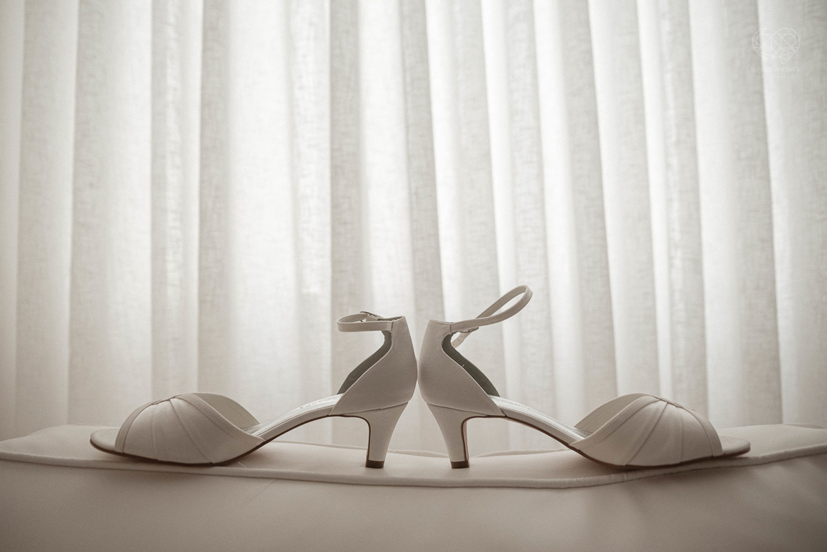 Making of de noiva b ela classica com veu e mantilha maquiagem  leve e vestido com renda noiva classica e fotografia de casamento pela fotografa mundialmente premiada nayara andrade