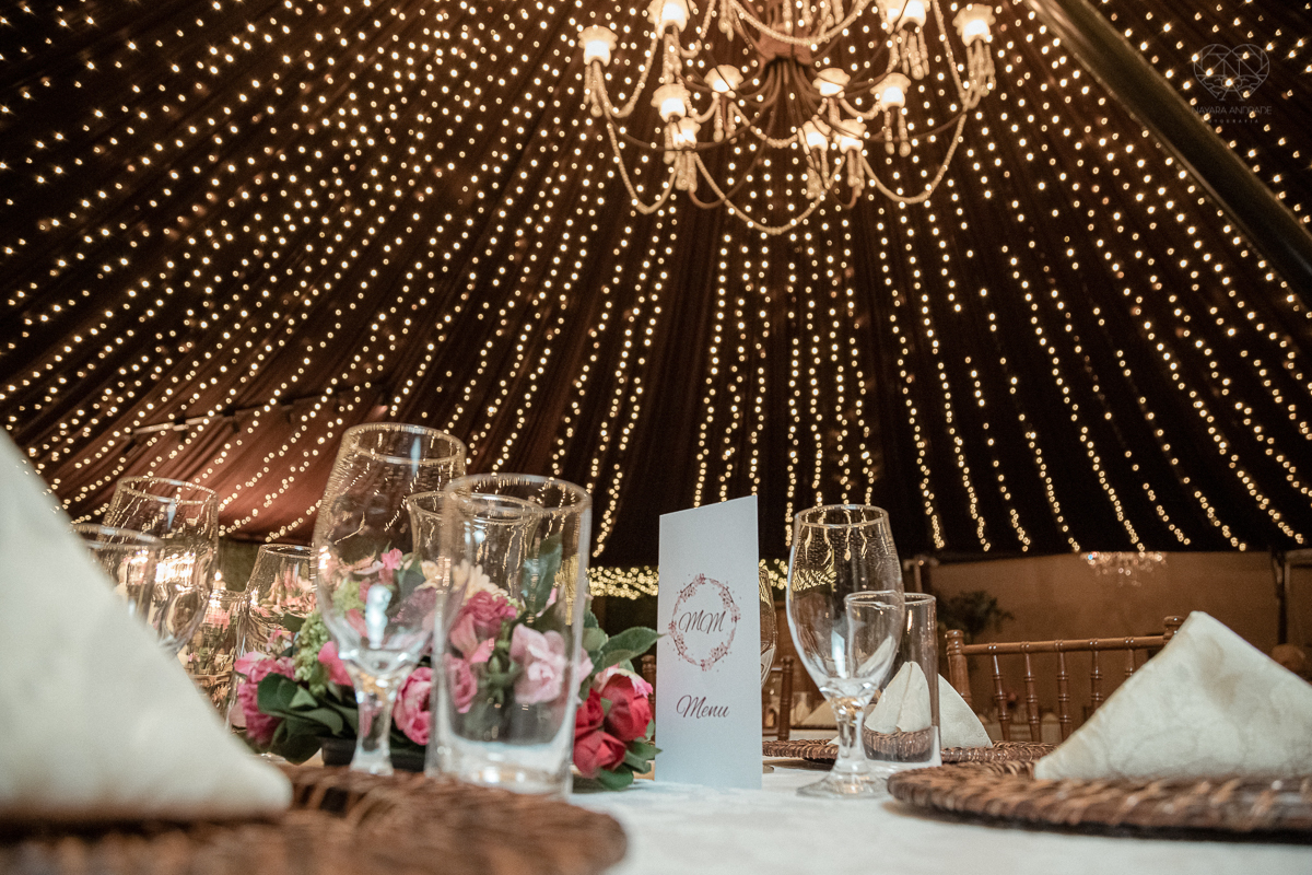 Inspiracao de decoracao de casamento com luzes no teto rustica classica e romantica com flores rosas casamento classico com luzes e lustres no buffet napoleao em sao paulo fotografia de casamento pela fotografa premiada mundialmente nayara andrade da cida