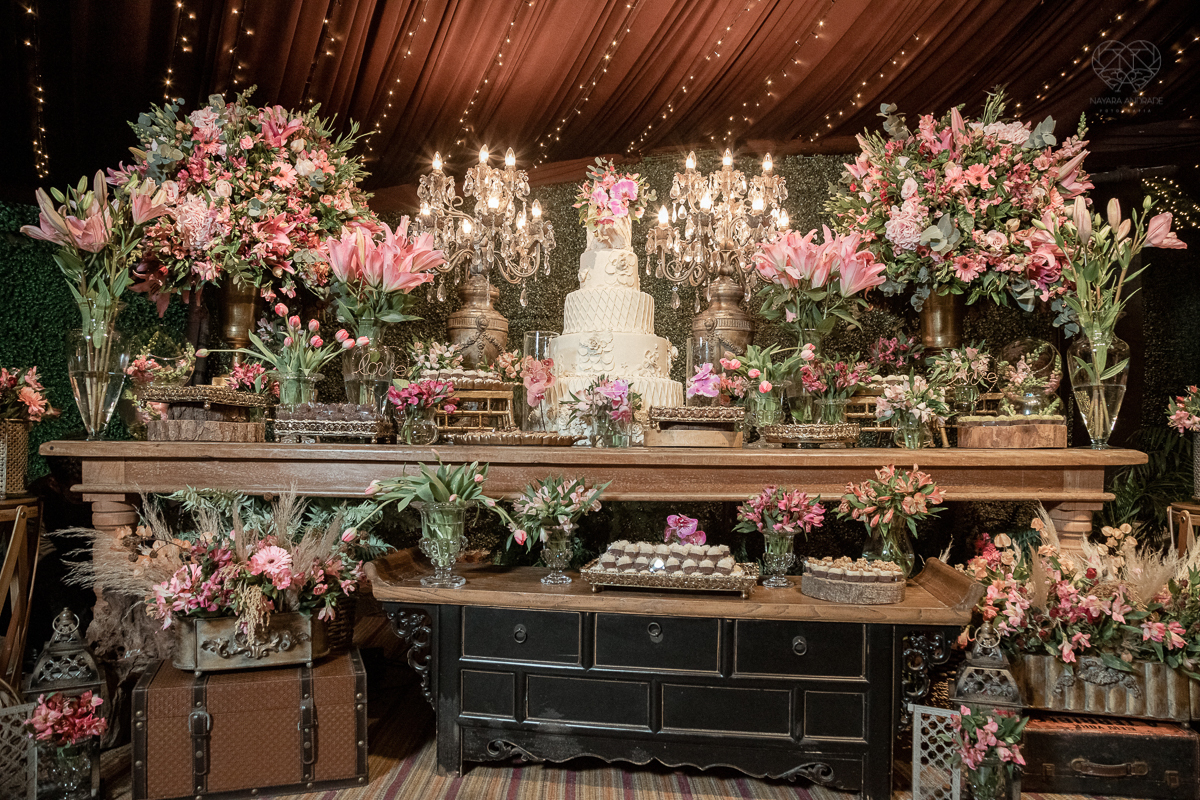 Inspiracao de decoracao de casamento com luzes no teto rustica classica e romantica com flores rosas casamento classico com luzes e lustres no buffet napoleao em sao paulo fotografia de casamento pela fotografa premiada mundialmente nayara andrade da cida