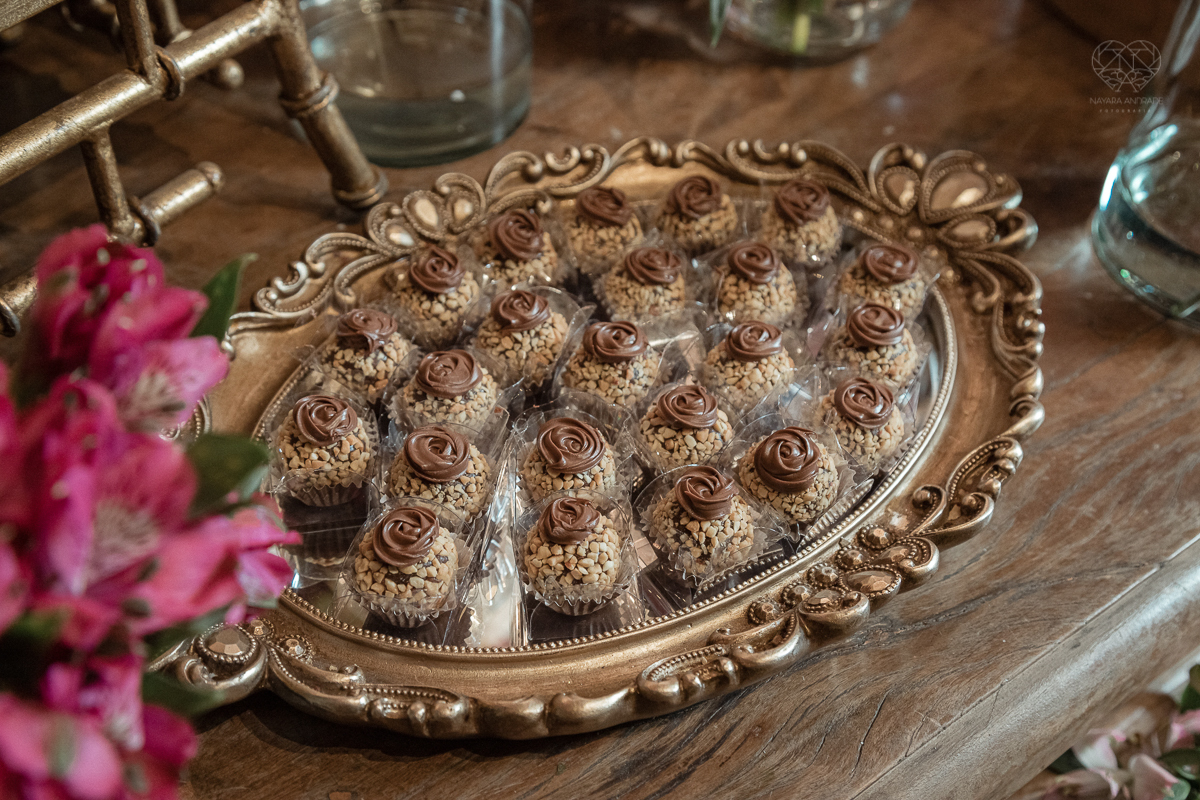 Inspiracao de decoracao de casamento com luzes no teto rustica classica e romantica com flores rosas casamento classico com luzes e lustres no buffet napoleao em sao paulo fotografia de casamento pela fotografa premiada mundialmente nayara andrade da cida