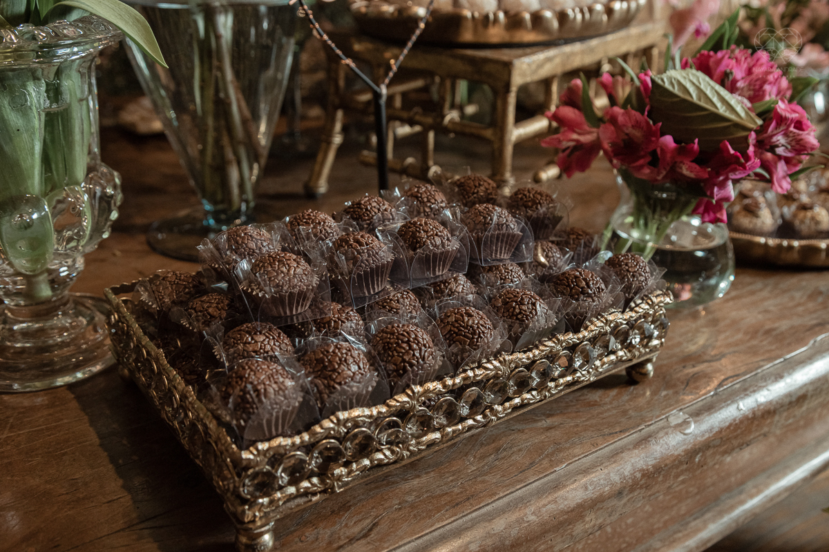 Inspiracao de decoracao de casamento com luzes no teto rustica classica e romantica com flores rosas casamento classico com luzes e lustres no buffet napoleao em sao paulo fotografia de casamento pela fotografa premiada mundialmente nayara andrade da cida