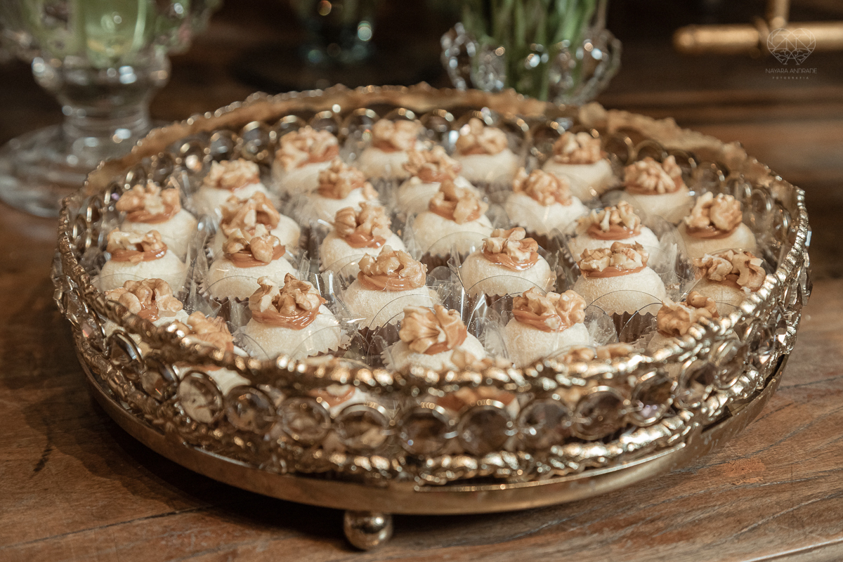 Inspiracao de decoracao de casamento com luzes no teto rustica classica e romantica com flores rosas casamento classico com luzes e lustres no buffet napoleao em sao paulo fotografia de casamento pela fotografa premiada mundialmente nayara andrade da cida