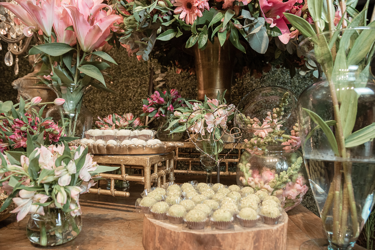 Inspiracao de decoracao de casamento com luzes no teto rustica classica e romantica com flores rosas casamento classico com luzes e lustres no buffet napoleao em sao paulo fotografia de casamento pela fotografa premiada mundialmente nayara andrade da cida
