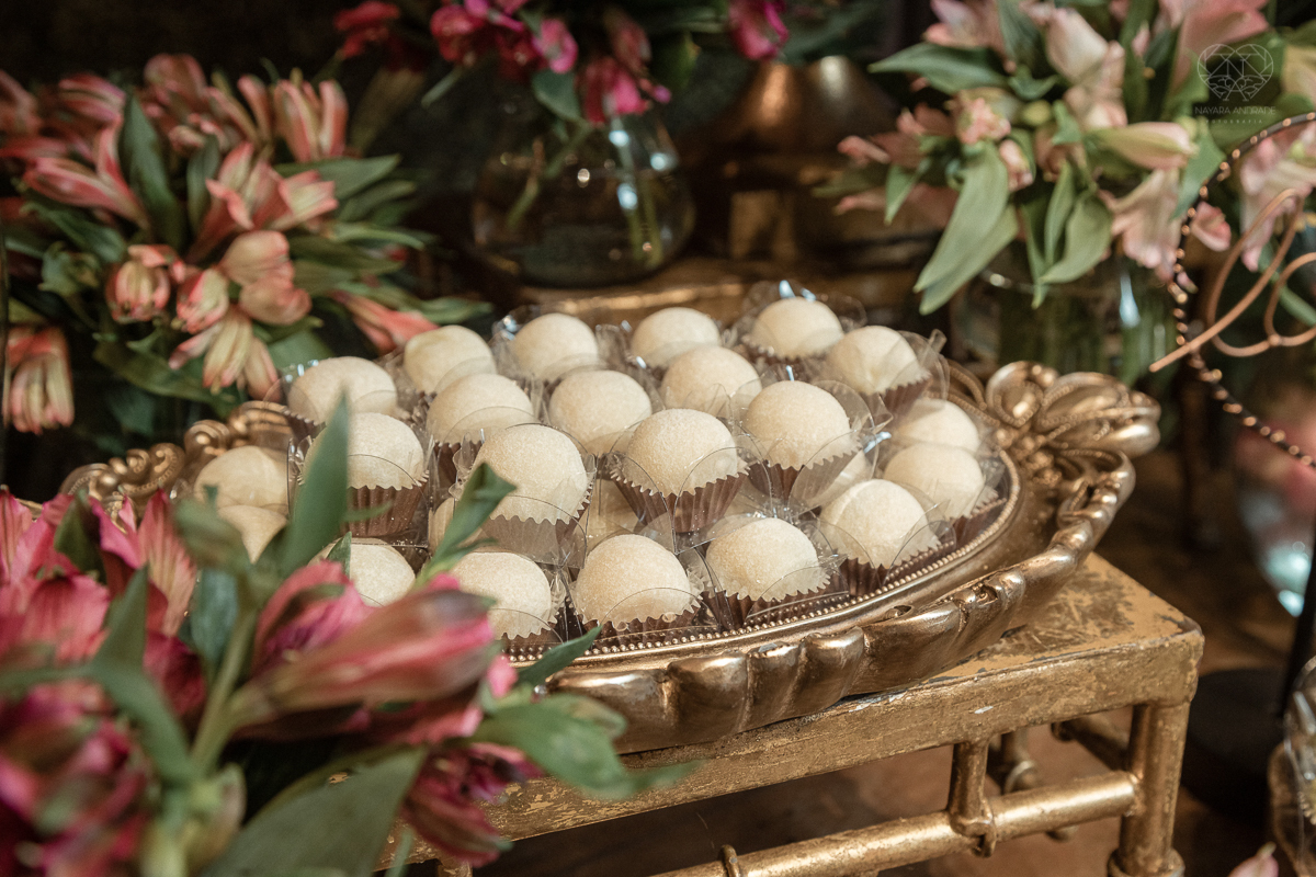 Inspiracao de decoracao de casamento com luzes no teto rustica classica e romantica com flores rosas casamento classico com luzes e lustres no buffet napoleao em sao paulo fotografia de casamento pela fotografa premiada mundialmente nayara andrade da cida