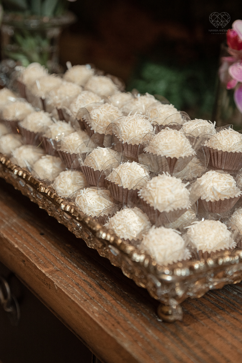 Inspiracao de decoracao de casamento com luzes no teto rustica classica e romantica com flores rosas casamento classico com luzes e lustres no buffet napoleao em sao paulo fotografia de casamento pela fotografa premiada mundialmente nayara andrade da cida