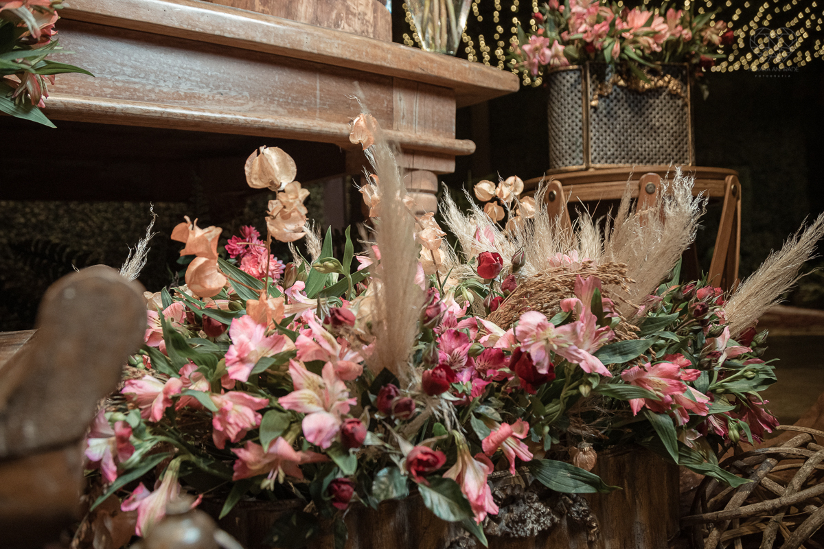 Inspiracao de decoracao de casamento com luzes no teto rustica classica e romantica com flores rosas casamento classico com luzes e lustres no buffet napoleao em sao paulo fotografia de casamento pela fotografa premiada mundialmente nayara andrade da cida