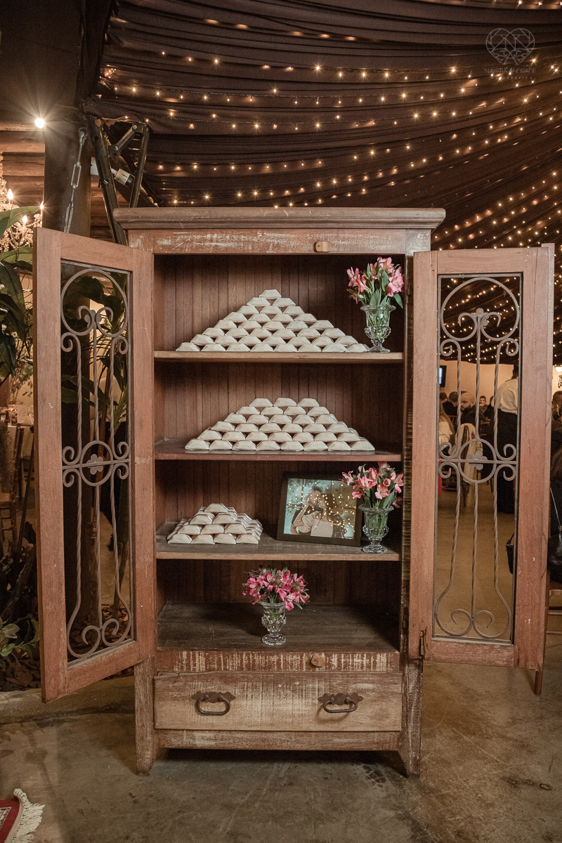 Inspiracao de decoracao de casamento com luzes no teto rustica classica e romantica com flores rosas casamento classico com luzes e lustres no buffet napoleao em sao paulo fotografia de casamento pela fotografa premiada mundialmente nayara andrade da cida