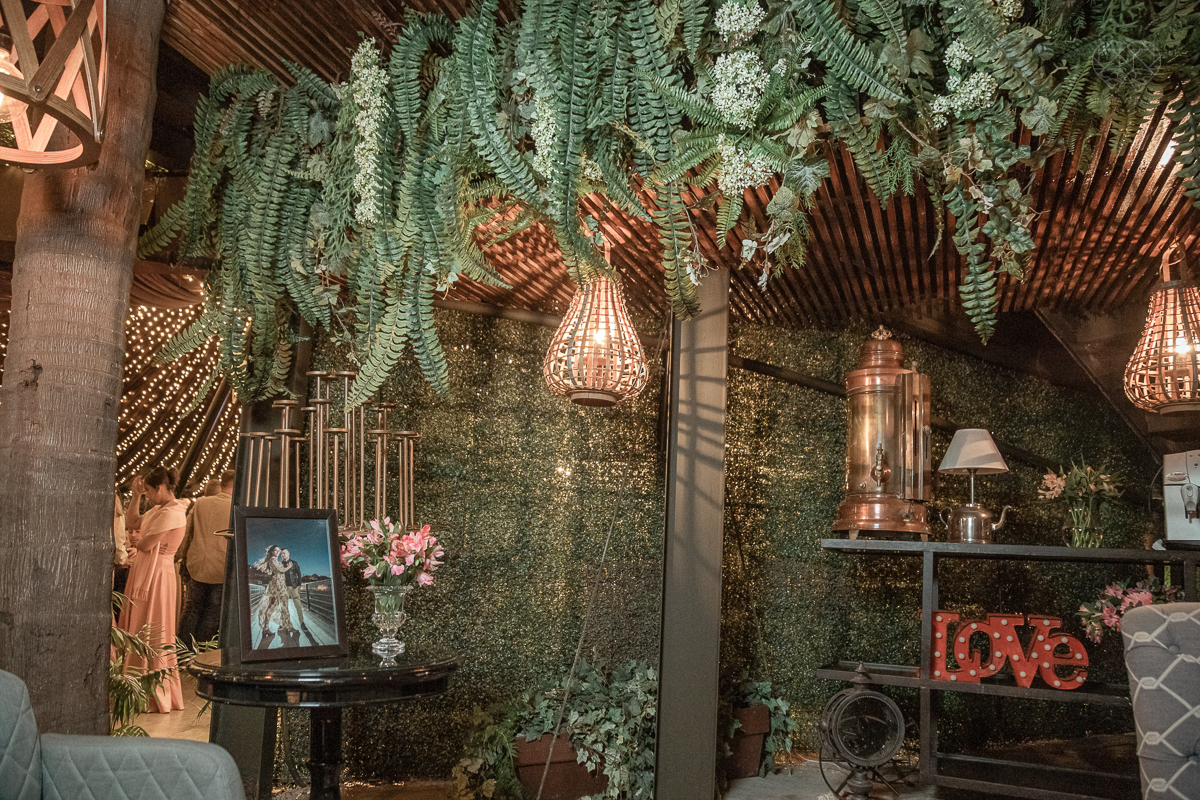 Inspiracao de decoracao de casamento com luzes no teto rustica classica e romantica com flores rosas casamento classico com luzes e lustres no buffet napoleao em sao paulo fotografia de casamento pela fotografa premiada mundialmente nayara andrade da cida