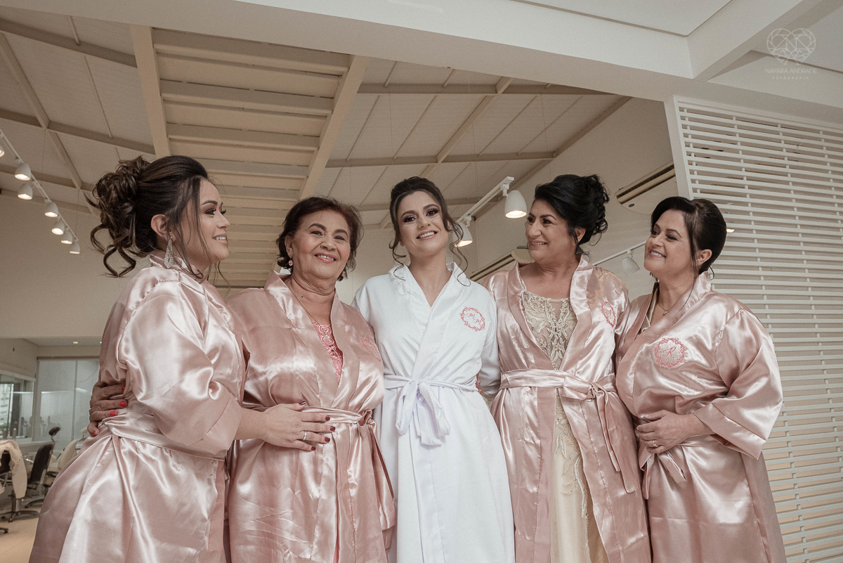 Making of de noiva b ela classica com veu e mantilha maquiagem  leve e vestido com renda noiva classica e fotografia de casamento pela fotografa mundialmente premiada nayara andrade
