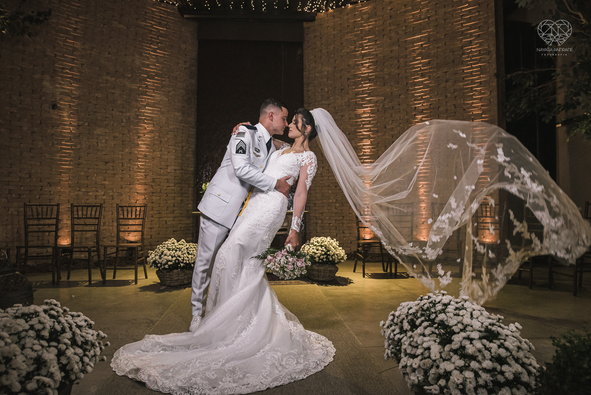casamento classico com luzes e lustres no buffet napoleao em sao paulo fotografia de casamento pela fotografa premiada mundialmente nayara andrade da cidade de santos inspiraçao de casamento decoraçao classica