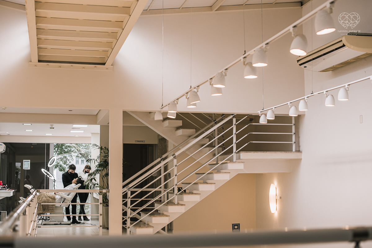 Making of de noiva b ela classica com veu e mantilha maquiagem  leve e vestido com renda noiva classica e fotografia de casamento pela fotografa mundialmente premiada nayara andrade