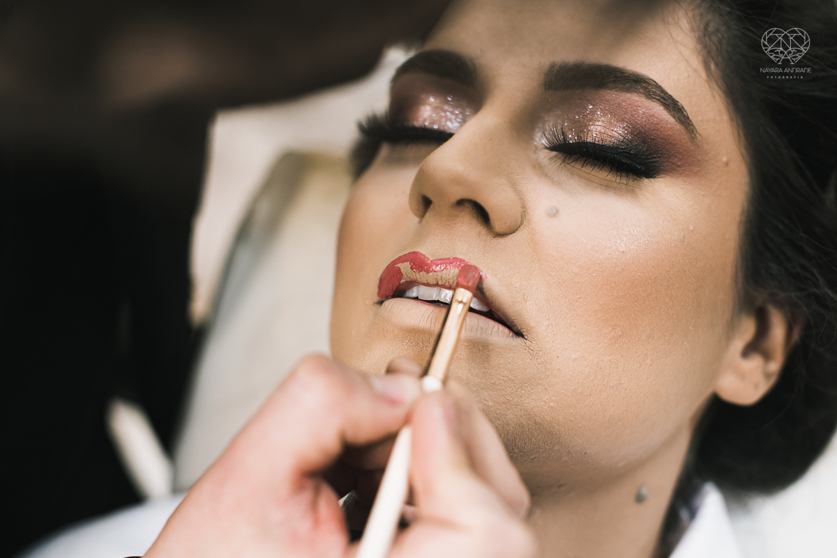 Making of de noiva b ela classica com veu e mantilha maquiagem  leve e vestido com renda noiva classica e fotografia de casamento pela fotografa mundialmente premiada nayara andrade