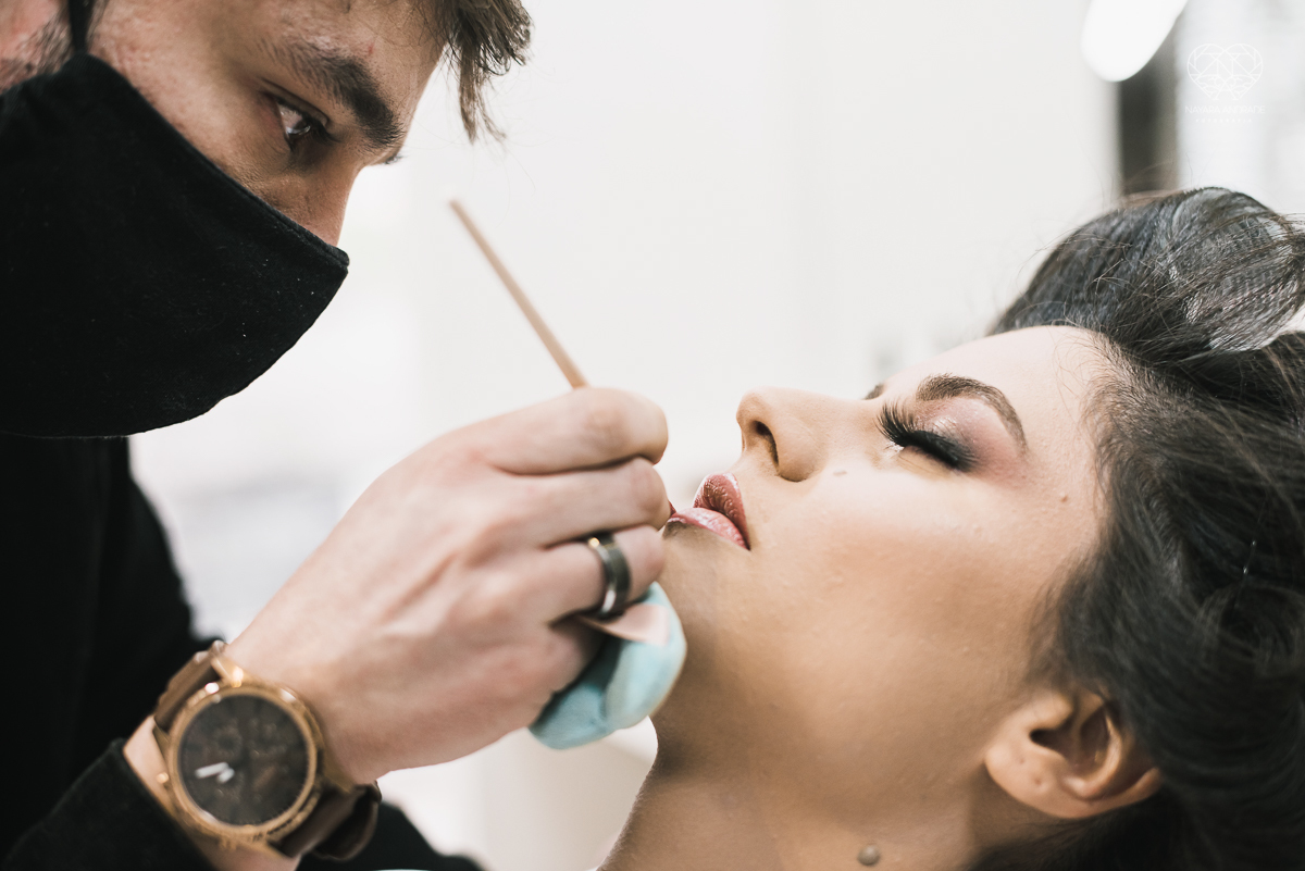 Making of de noiva b ela classica com veu e mantilha maquiagem  leve e vestido com renda noiva classica e fotografia de casamento pela fotografa mundialmente premiada nayara andrade