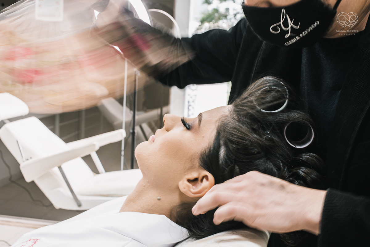 Making of de noiva b ela classica com veu e mantilha maquiagem  leve e vestido com renda noiva classica e fotografia de casamento pela fotografa mundialmente premiada nayara andrade