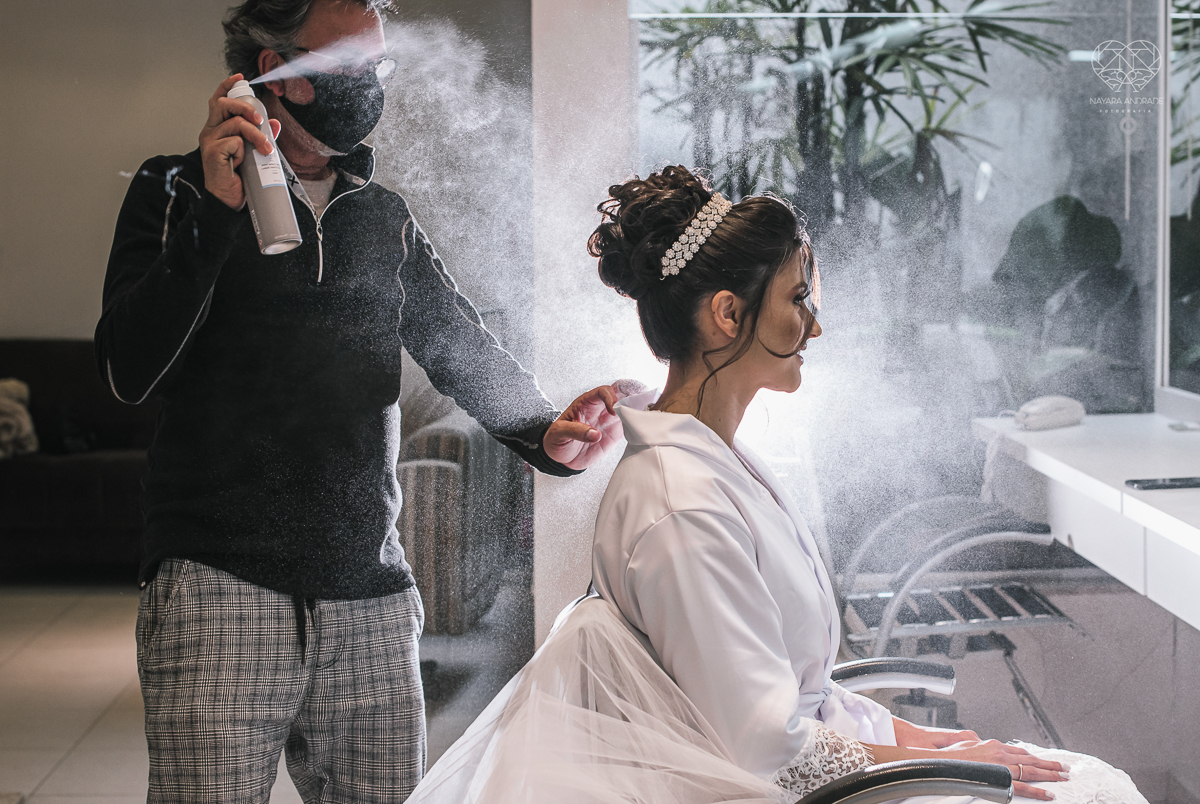 Making of de noiva b ela classica com veu e mantilha maquiagem  leve e vestido com renda noiva classica e fotografia de casamento pela fotografa mundialmente premiada nayara andrade