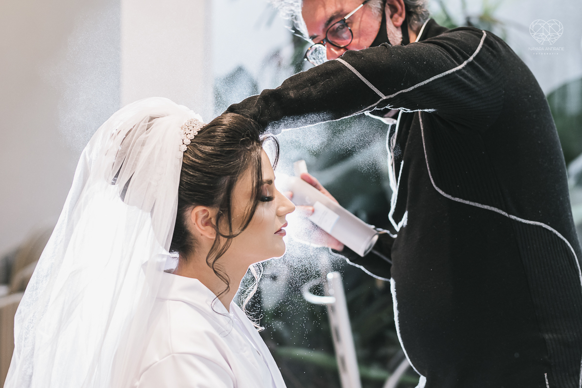 Making of de noiva b ela classica com veu e mantilha maquiagem  leve e vestido com renda noiva classica e fotografia de casamento pela fotografa mundialmente premiada nayara andrade