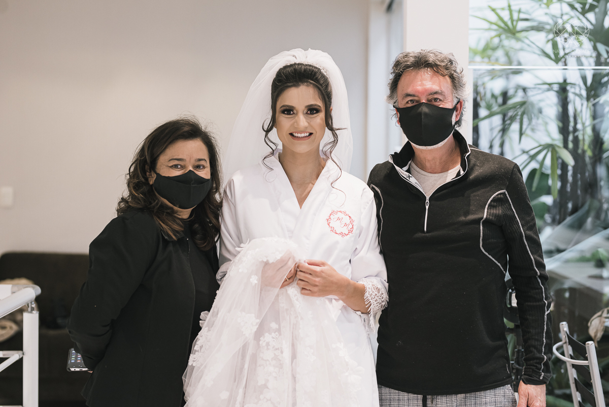 Making of de noiva b ela classica com veu e mantilha maquiagem  leve e vestido com renda noiva classica e fotografia de casamento pela fotografa mundialmente premiada nayara andrade