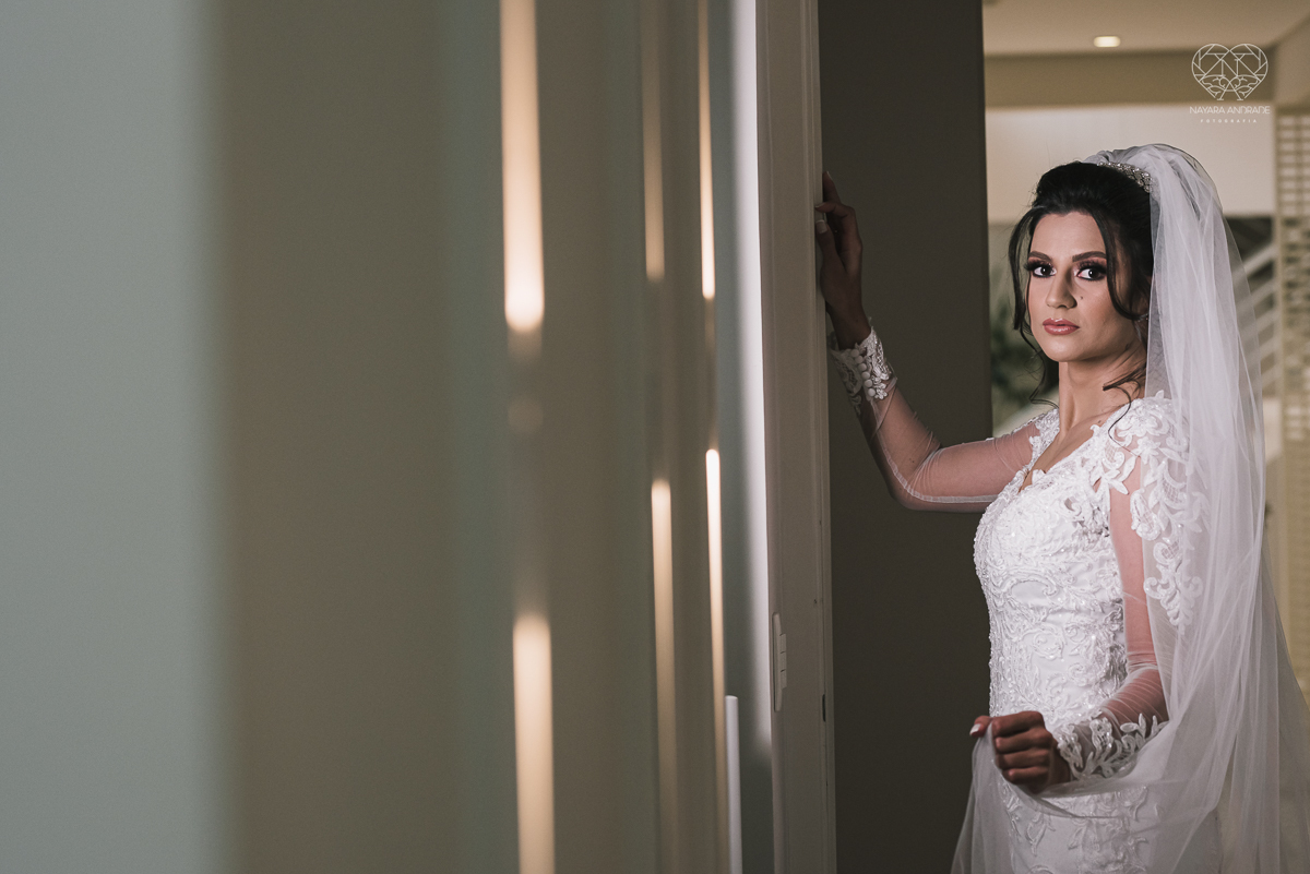 Making of de noiva b ela classica com veu e mantilha maquiagem  leve e vestido com renda noiva classica e fotografia de casamento pela fotografa mundialmente premiada nayara andrade