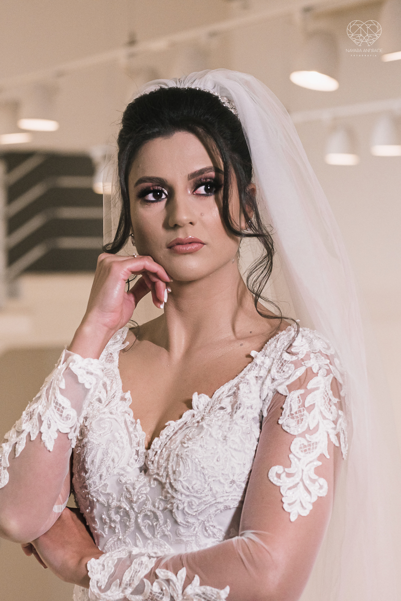 Making of de noiva b ela classica com veu e mantilha maquiagem  leve e vestido com renda noiva classica e fotografia de casamento pela fotografa mundialmente premiada nayara andrade